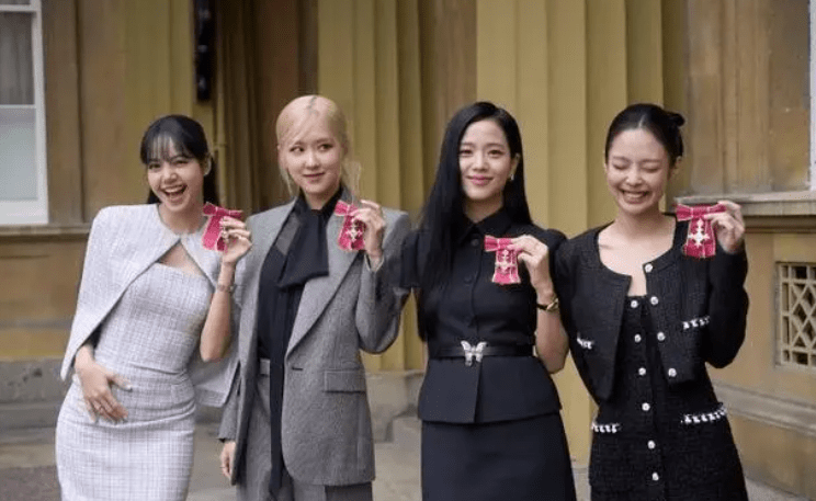 果然付出是有回报,女星lisa被英国王表彰,授予"大英帝国勋章"_队友