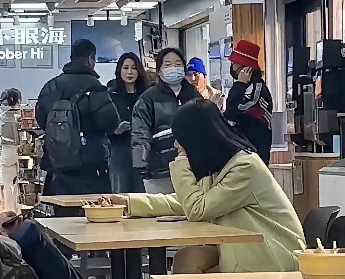 美食街偶遇殷桃,她本人苗条匀称且有气质,笑起来大酒窝非常好看_演技