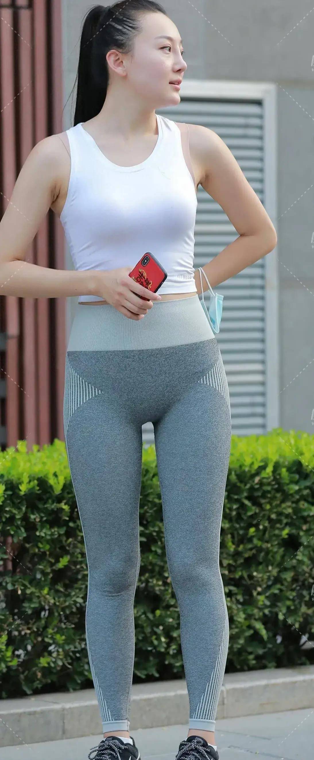 浅灰色打底裤和白色运动背心,都是春夏季节的必备单品,时尚又修身