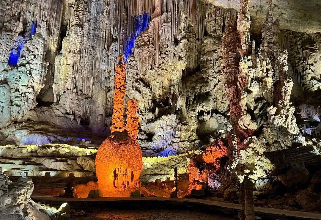 毕节织金洞,九洞天,韭菜坪,二台坡等景区推出了门票半价优惠.