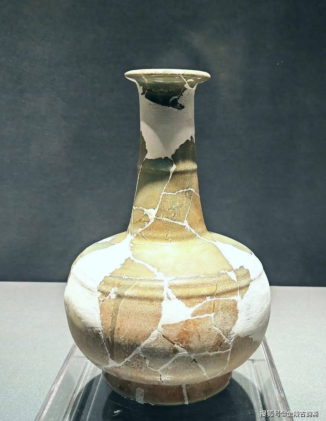 南宋修内司官窑青瓷直颈瓶(穿带瓶)惊现杭州南宋官窑博物馆_展览_工艺