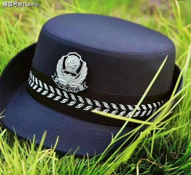 也有着轻便和年轻化的特点,其中民警款式为藏蓝色,交警款式也是白色