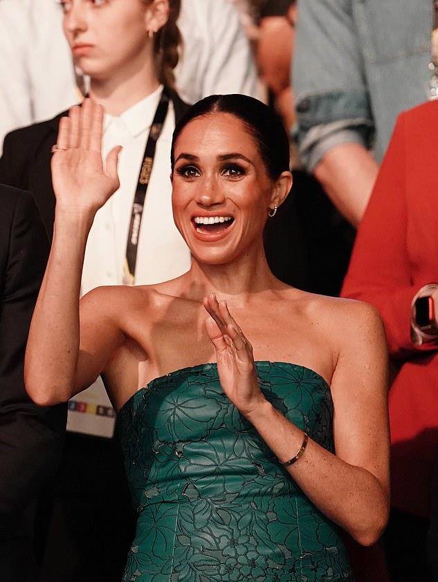 梅根最新亮相派头真足!