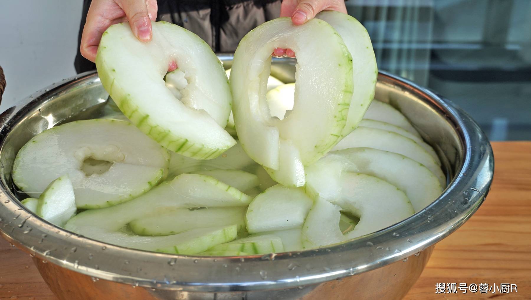 1,冬瓜全部切好装入一个大盆里头,加150克盐腌制一夜.