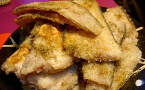 这种无头,无皮的鱼,本名"绿鳍河豚",是一种扁平体鱼.