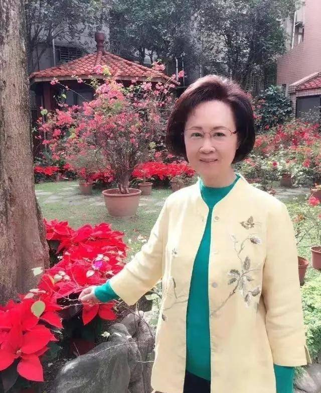 琼瑶出现在网络上,整容后,光滑无皱,面目全非,但气质依然端庄优雅!