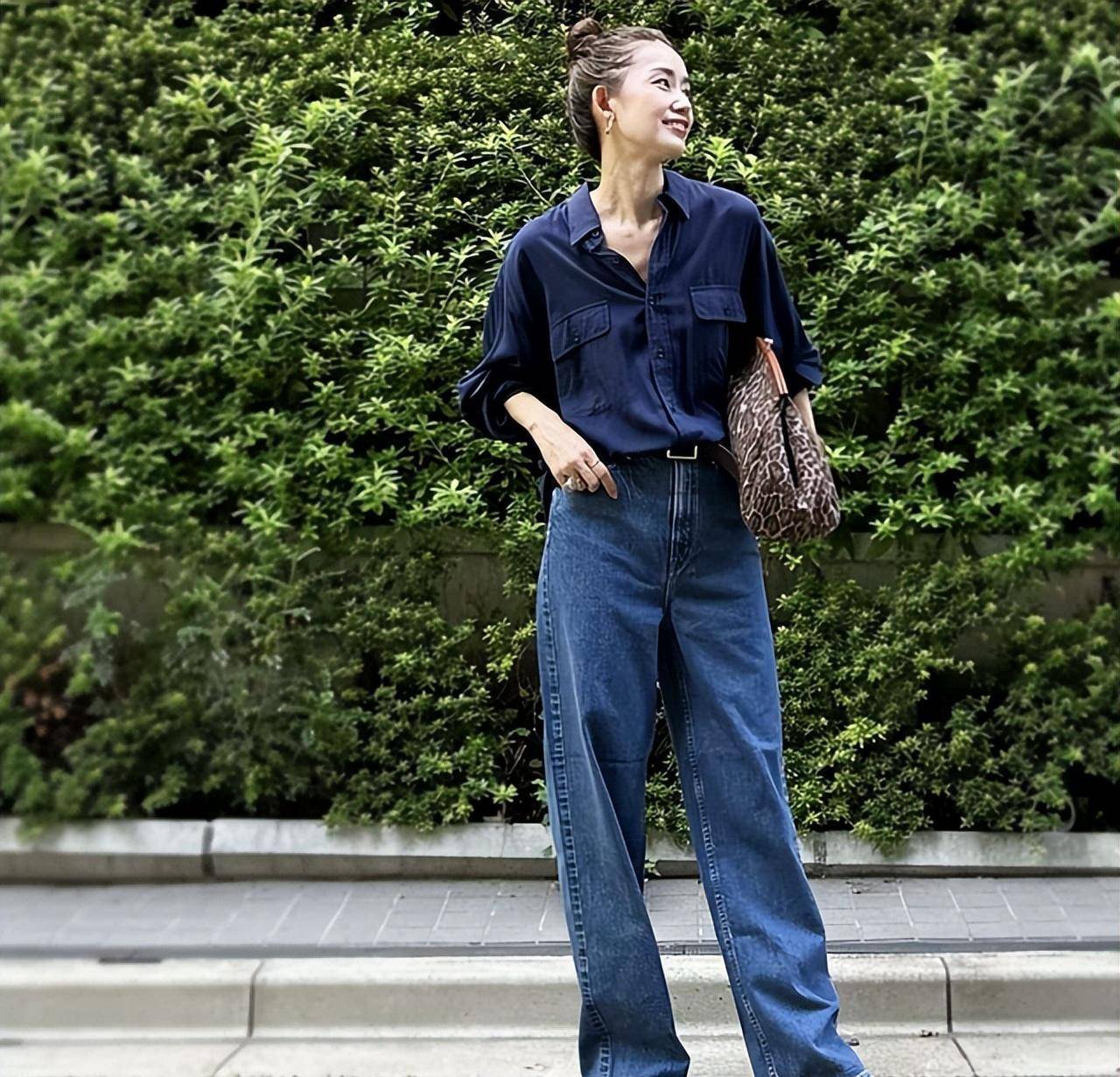 今年最流行的两种裤子,怎么搭都好看,还特别适合40 的女人_时尚_女性