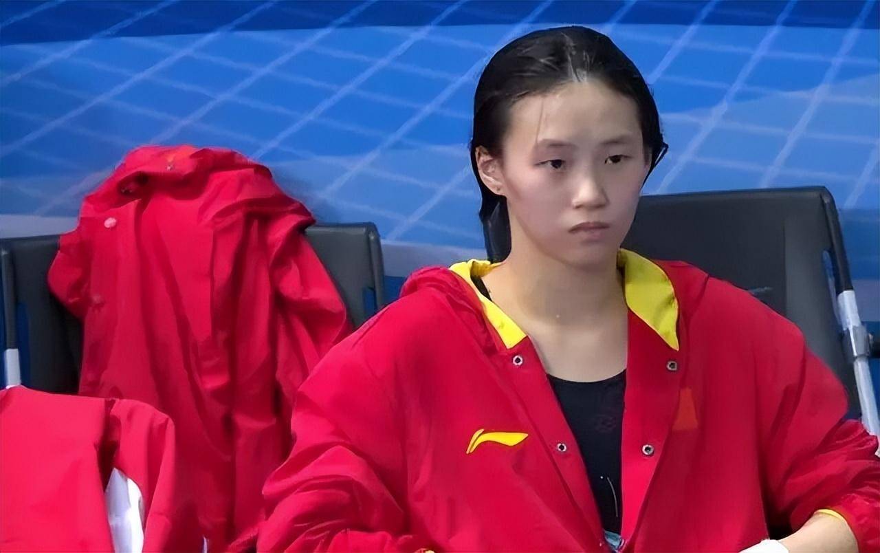 陈芋汐的教练面对镜头时,表情严肃,陈芋汐也同样一脸镇定,教练与她