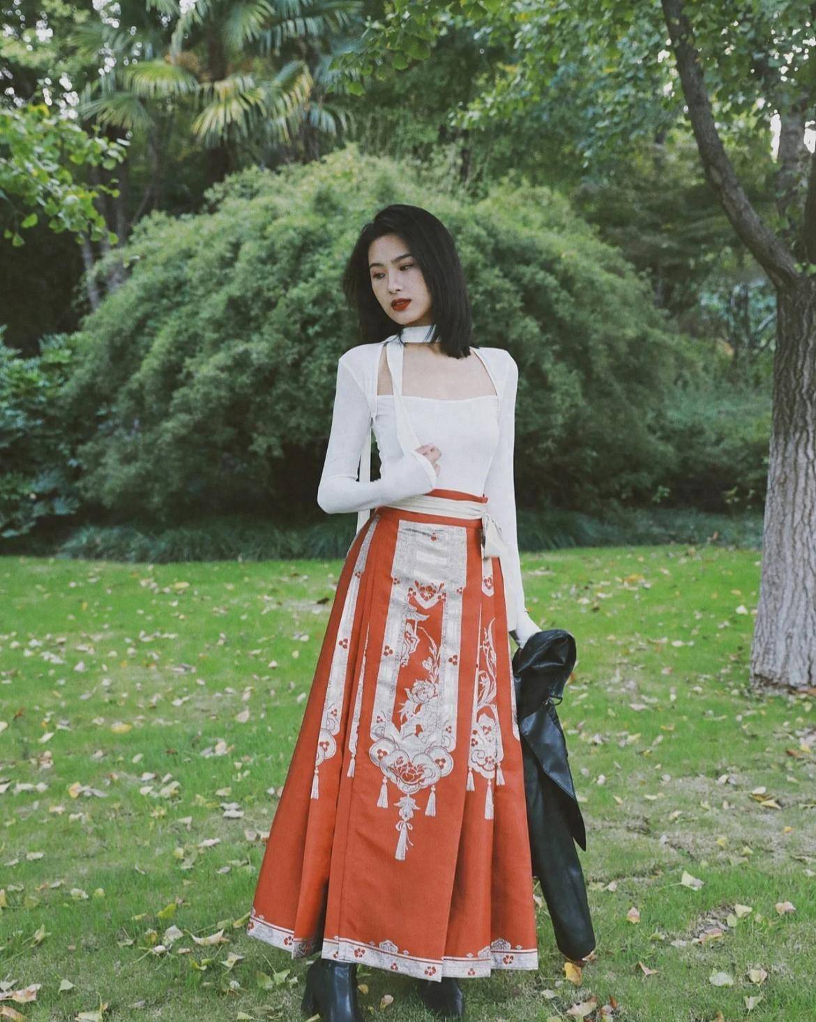 秋天穿马面裙,怎么搭上衣?