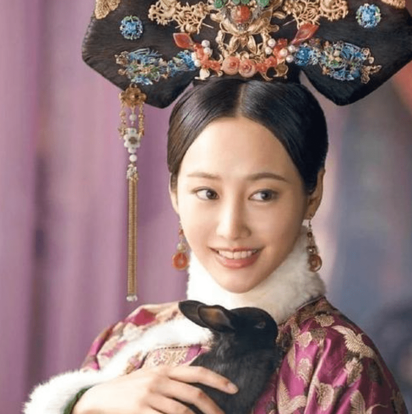 因为魏佳氏不仅才貌出众,她的声音神态都与皇后极为
