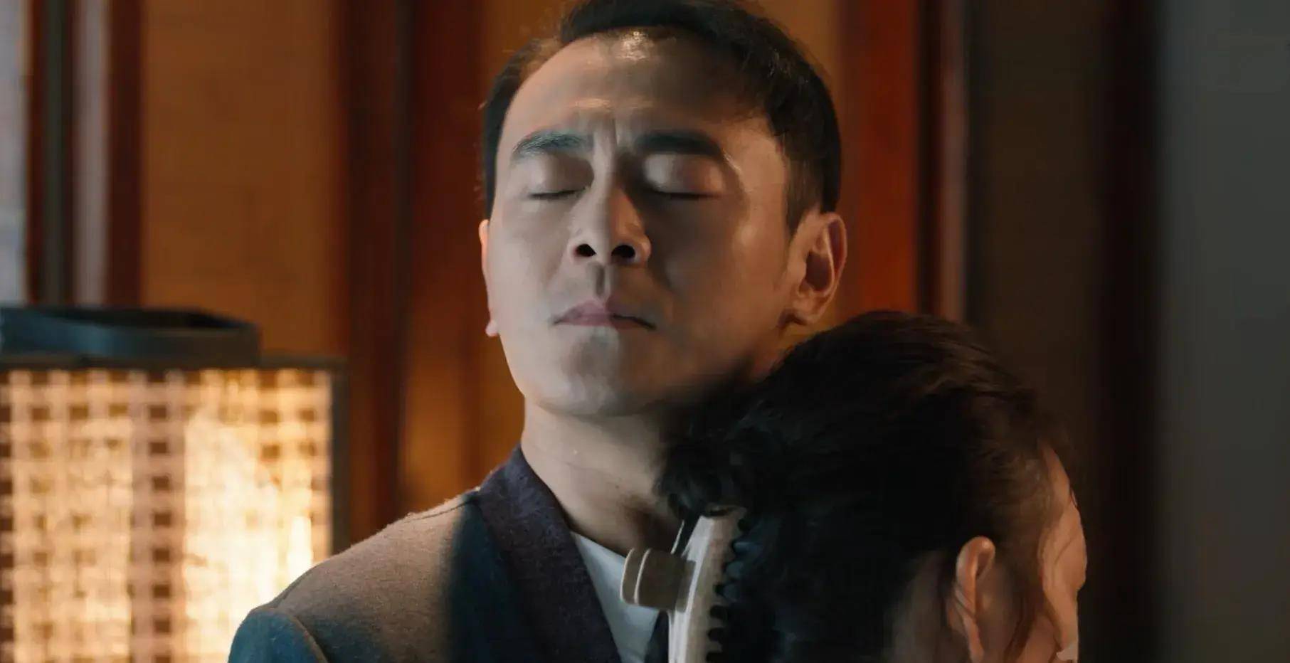 妻子冯丹过着如履薄冰的生活,每次出现在大众面前都是一副好丈夫形象