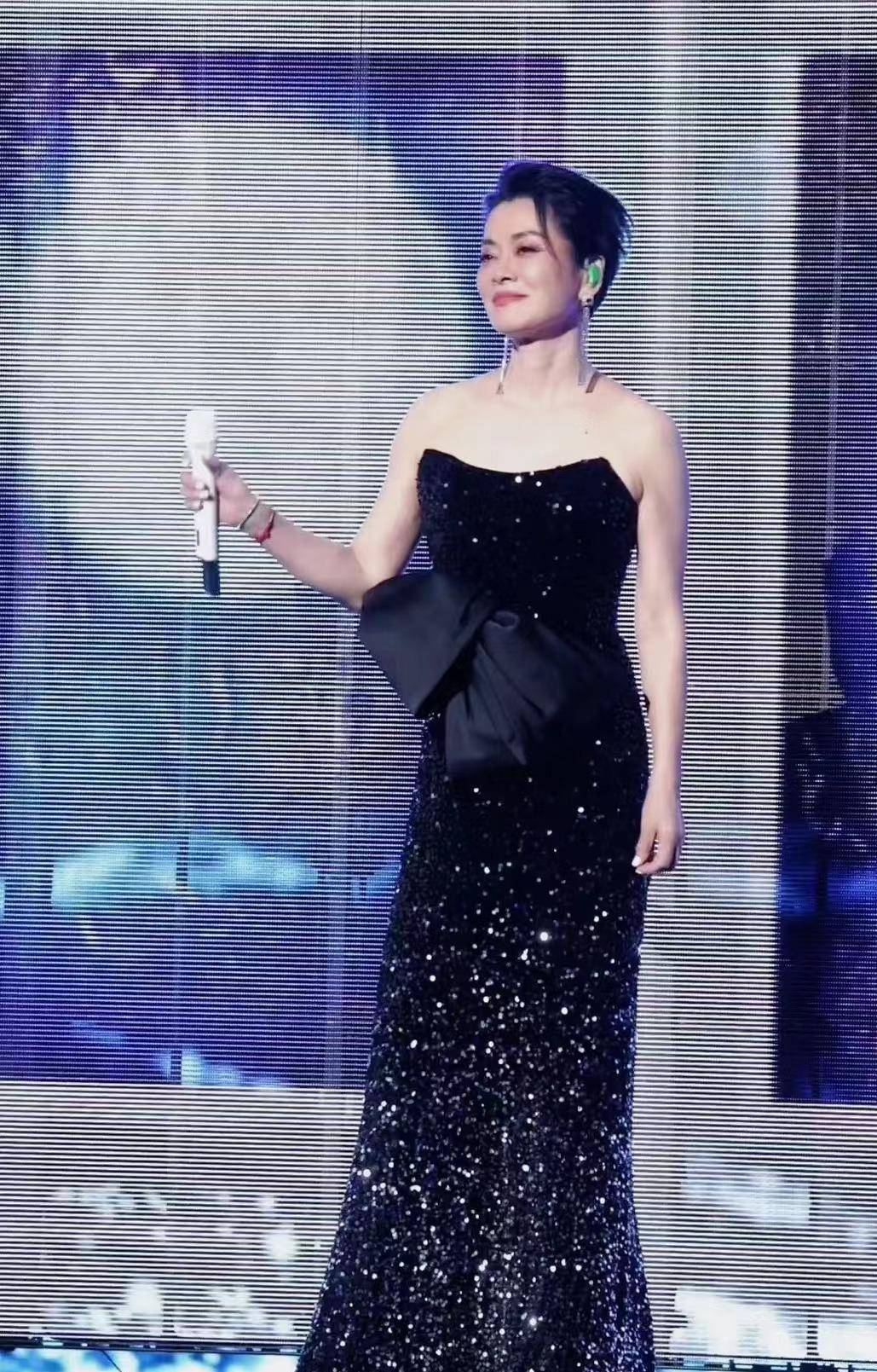 毛阿敏甘肃活动出席,短发,白西装清爽又干练,60岁年龄40岁风姿_连衣裙