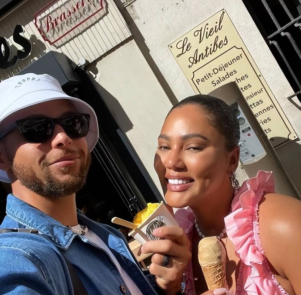 库里一家五口合影罕见曝光!娇妻阿耶莎一身黄色连体裙韵味十足!