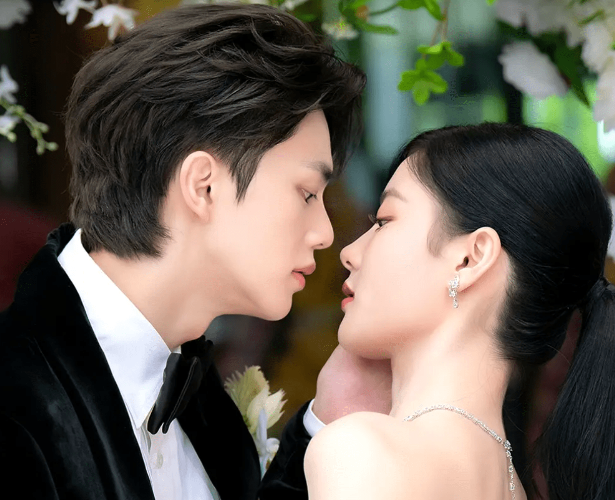 《与恶魔有约》发布会宋江大长腿吸睛,与金裕贞贴贴好有爱_角色_李相