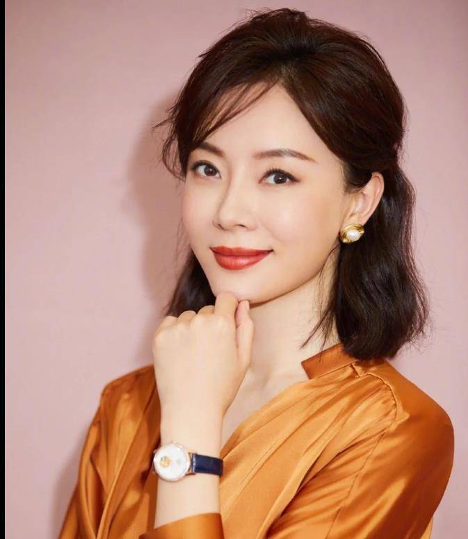 董卿,陈数亲自示范:只有长过肩的头发,穿裙子,系腰带,才能美丽优雅