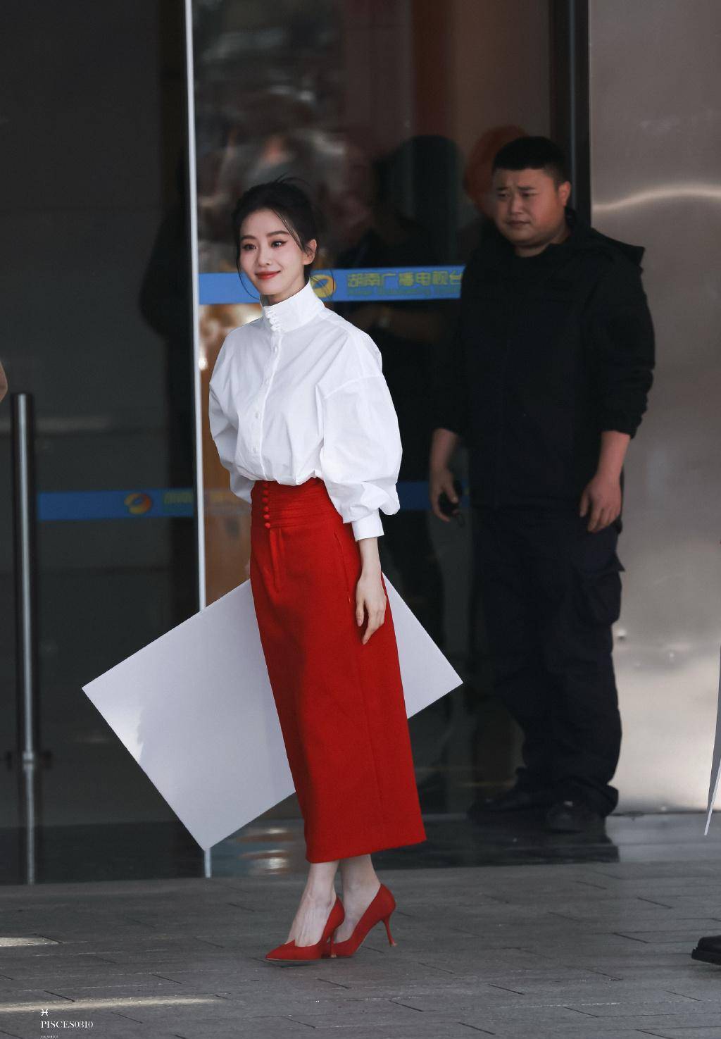 刘诗诗再现"天鹅颈"穿搭,穿白衬衫搭红裙举牌呐喊,优雅又性感