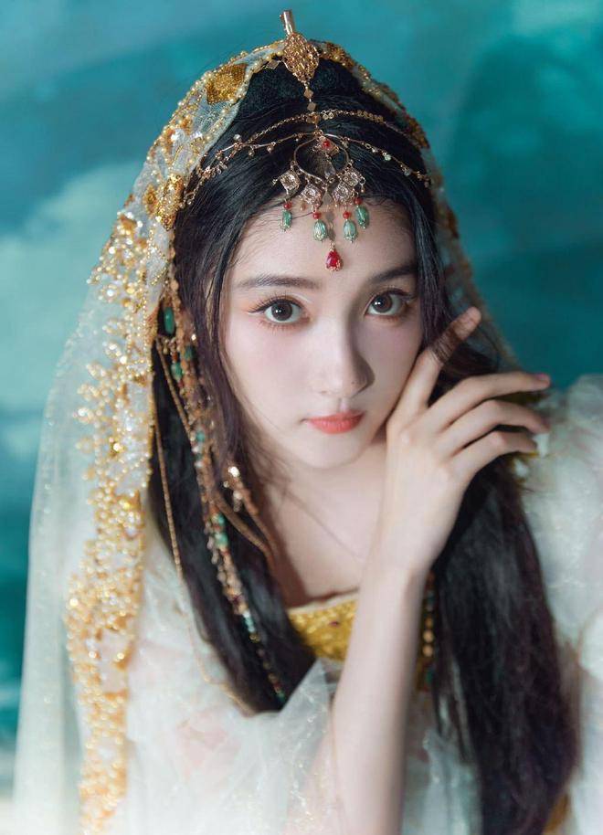 关晓彤挑战《王牌对王牌》西域少女造型,灰色瞳孔释放异域风情!