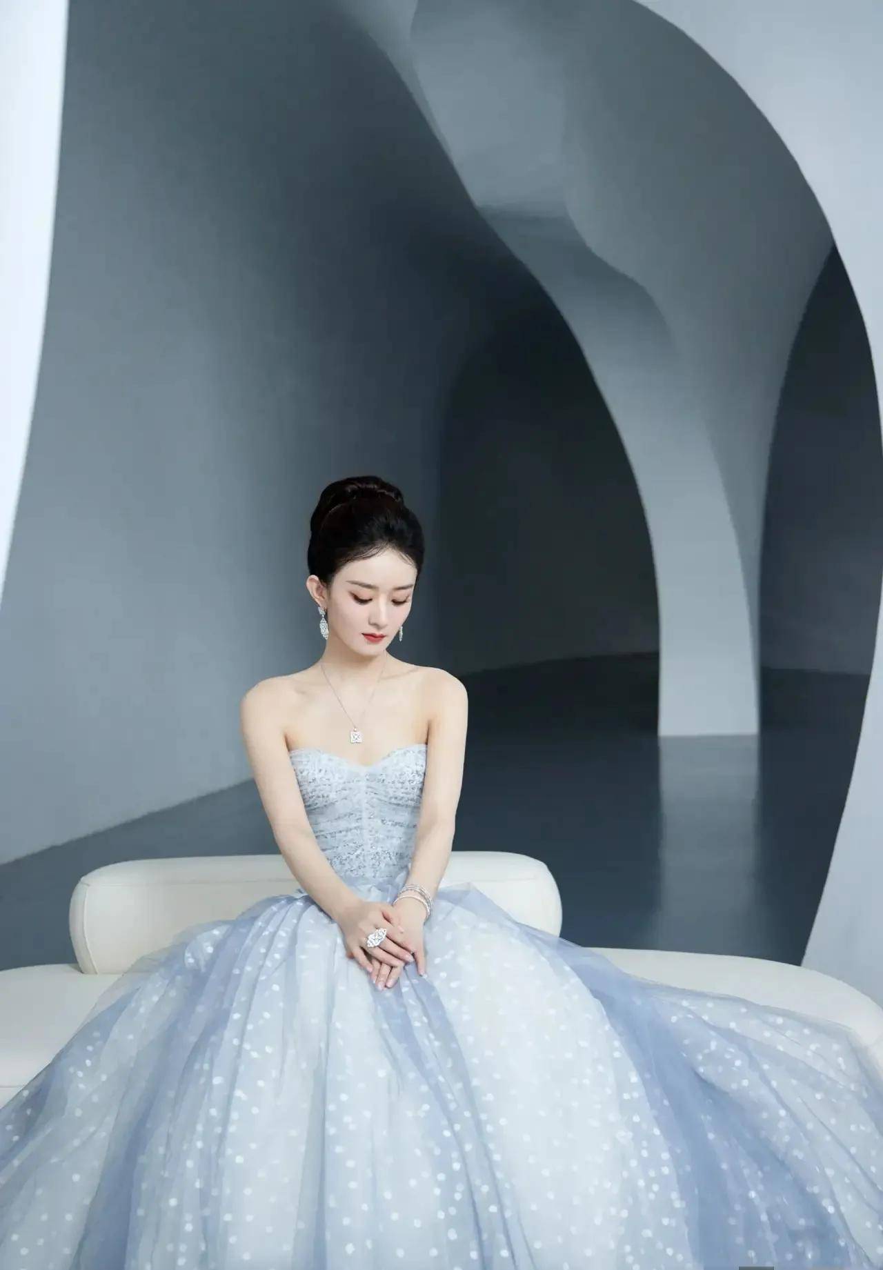 赵丽颖身穿镶满星星的薄纱连衣裙,优雅迷人,网友:一定有这样的女神!