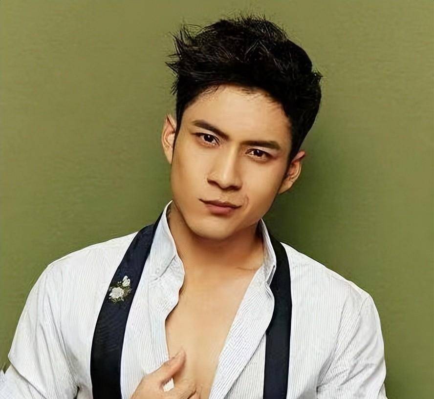 受父亲影响,韩东君从小的志向并不是成为一名演员.