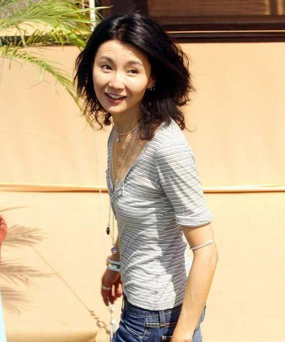 张曼玉走机场装少女,穿背心身材干巴巴的,近60岁了优雅老不好吗_感觉