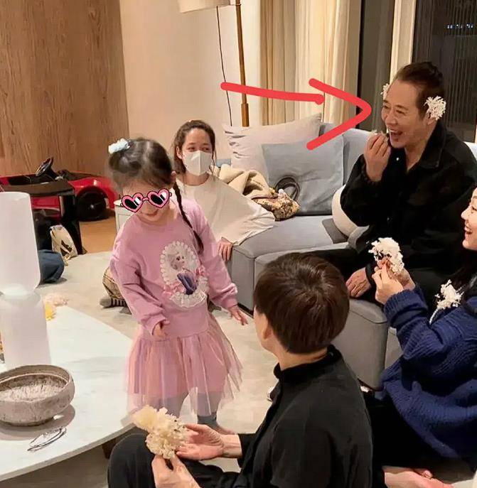 头戴花染黄头发,抱着向佐女儿,网友:像奶奶_照片_功夫_郭碧婷