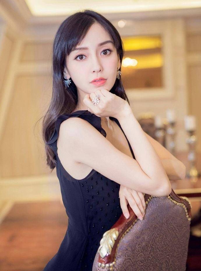 杨颖早年出道照片曝光,完美诠释了"曾经是土妞,如今美成仙"!