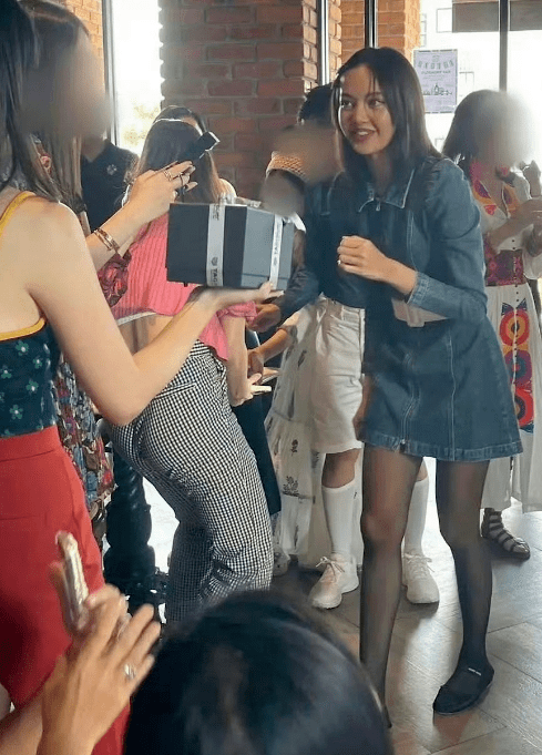 lisa再次露面,惨遭三公子抛弃的她,终于把衣服穿起来了.