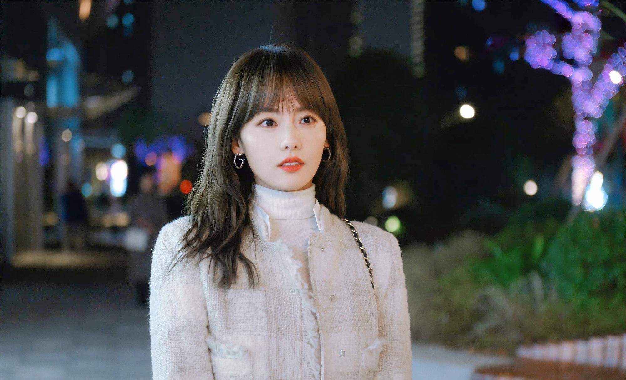 张嘉倪掌握儒家风格,在职场穿着优雅时尚,尽显高级气息_黑色_夹克