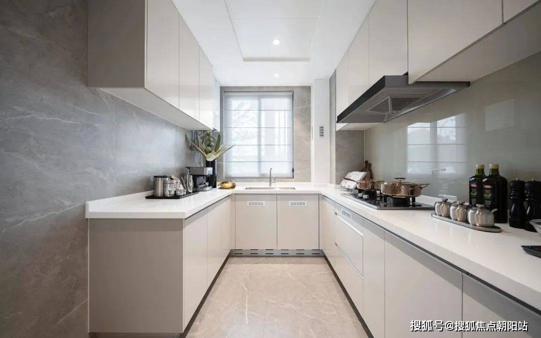 大尺度套房设计 整体明亮舒畅飘窗的设计更加凸房间的进深感270°无