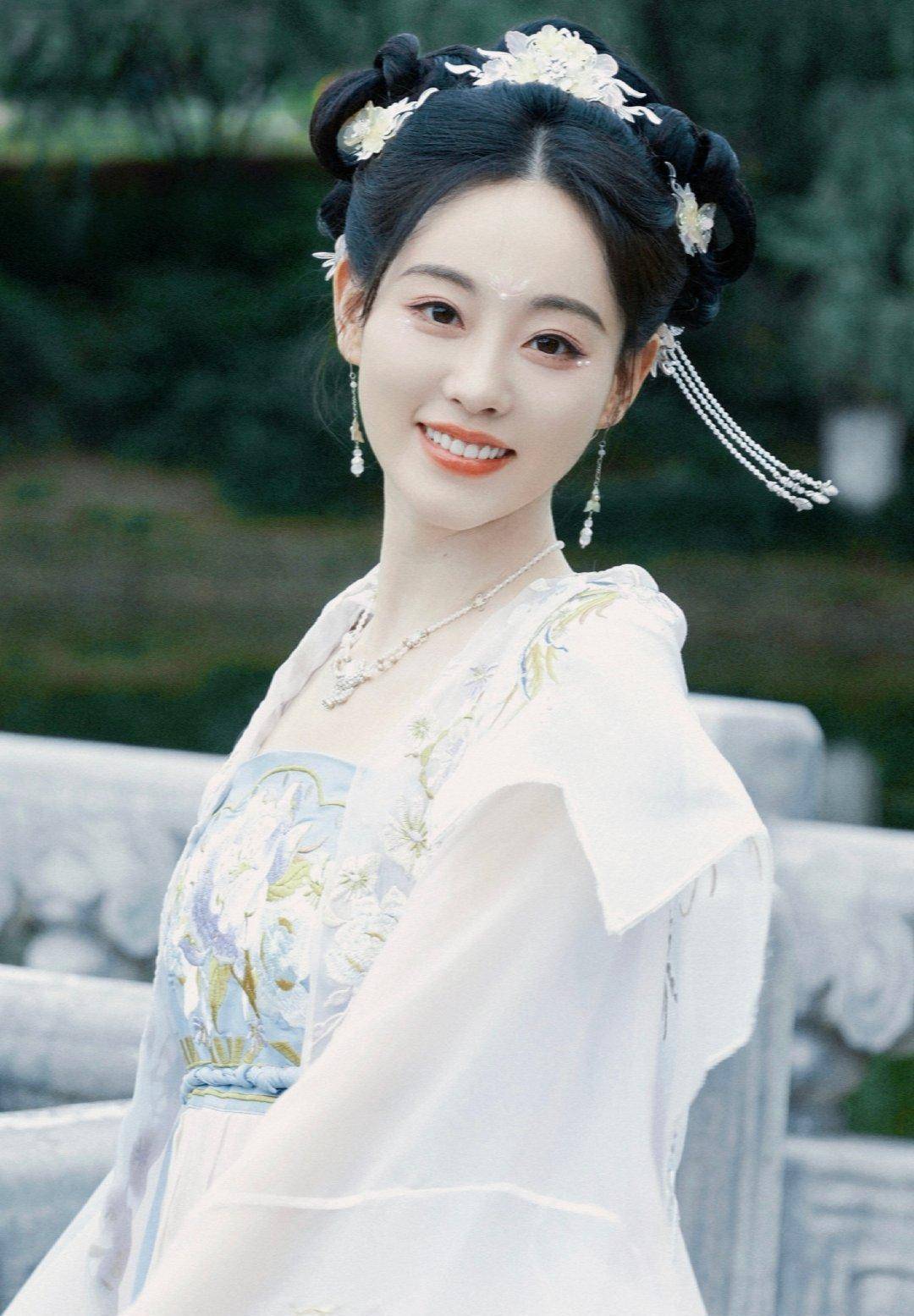 祝绪丹普及了一种叫做"半透明服装"的服装风格,不仅优雅,而且高级感