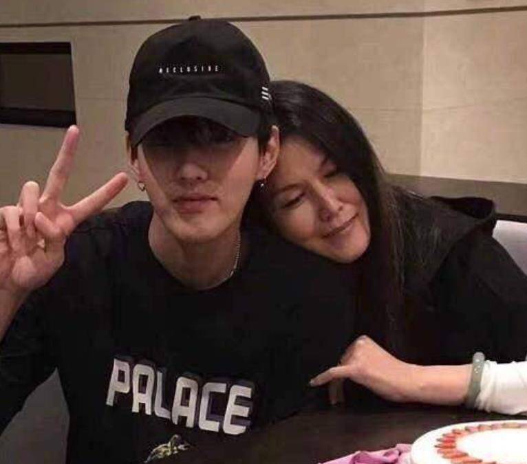 吴亦凡妈妈被嘲男宝妈直接删文,都美竹前闺蜜遭禁言_杜美竹_李恩_母亲