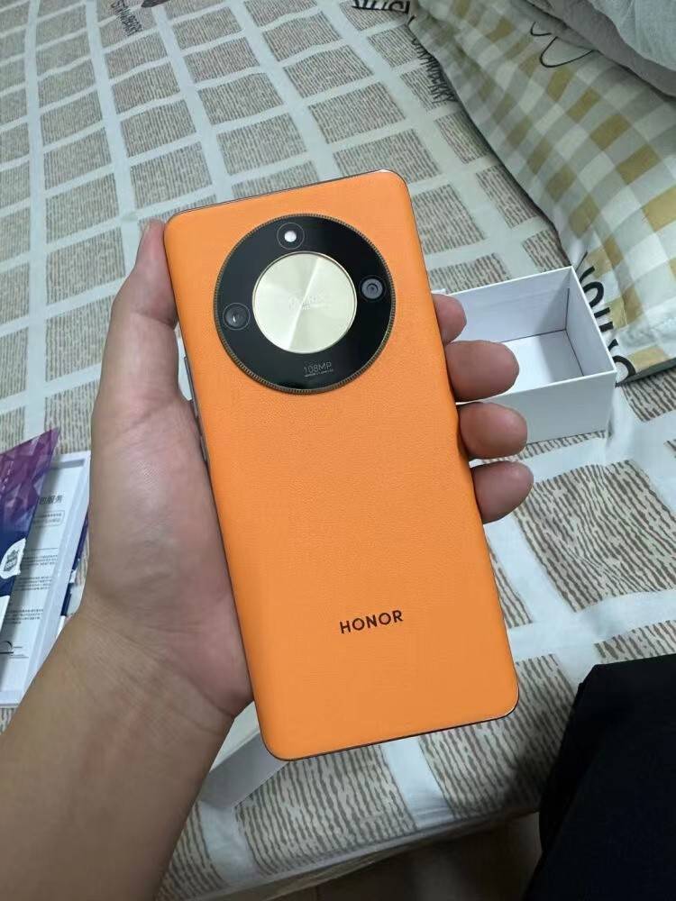 荣耀x50还有四种配色可选,我选择的是燃橙色,非常亮眼吸睛,辨识度极高