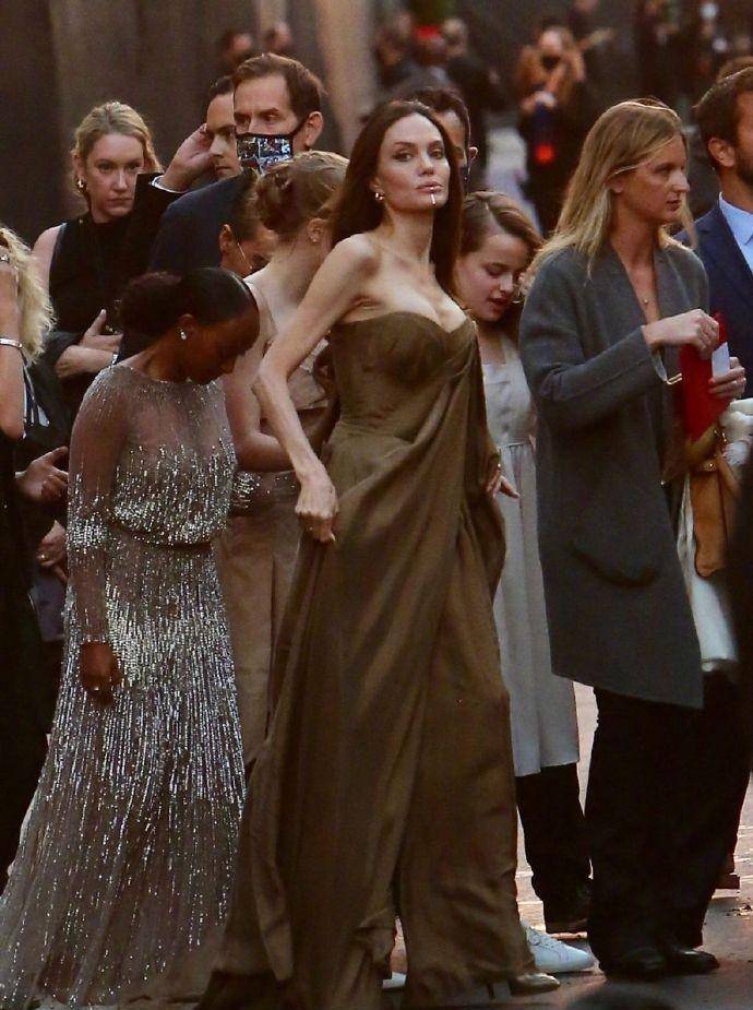 47岁的安吉丽娜朱莉从未失去优雅气质,他的黑白灰穿搭太高级了,快来