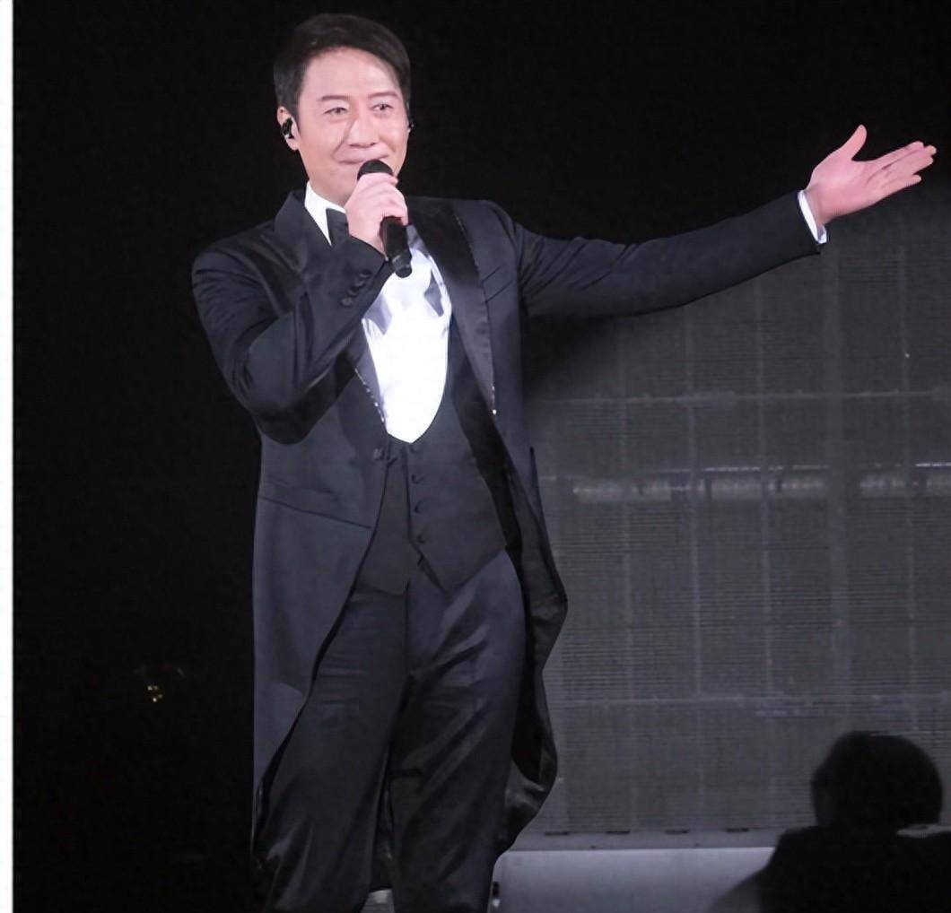 妻女专程到场助阵黎明演唱会,观众惊呼:台上秘密互动太撩人!
