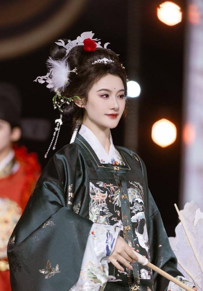 走路威严优雅,惊艳世人的汉服依然是中国人穿的最美_衣服_风格_的设计