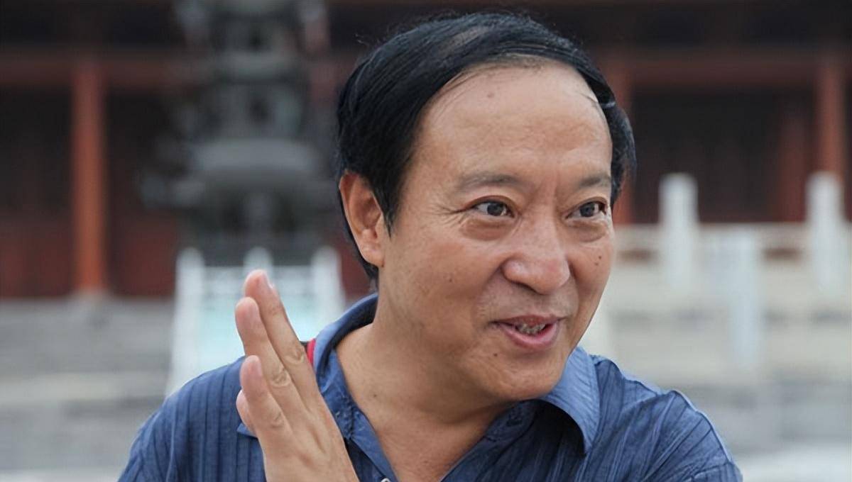 给冯巩磕头,当贫困县县长,裸捐家产被怀疑谋私,牛群现在怎样了_相声