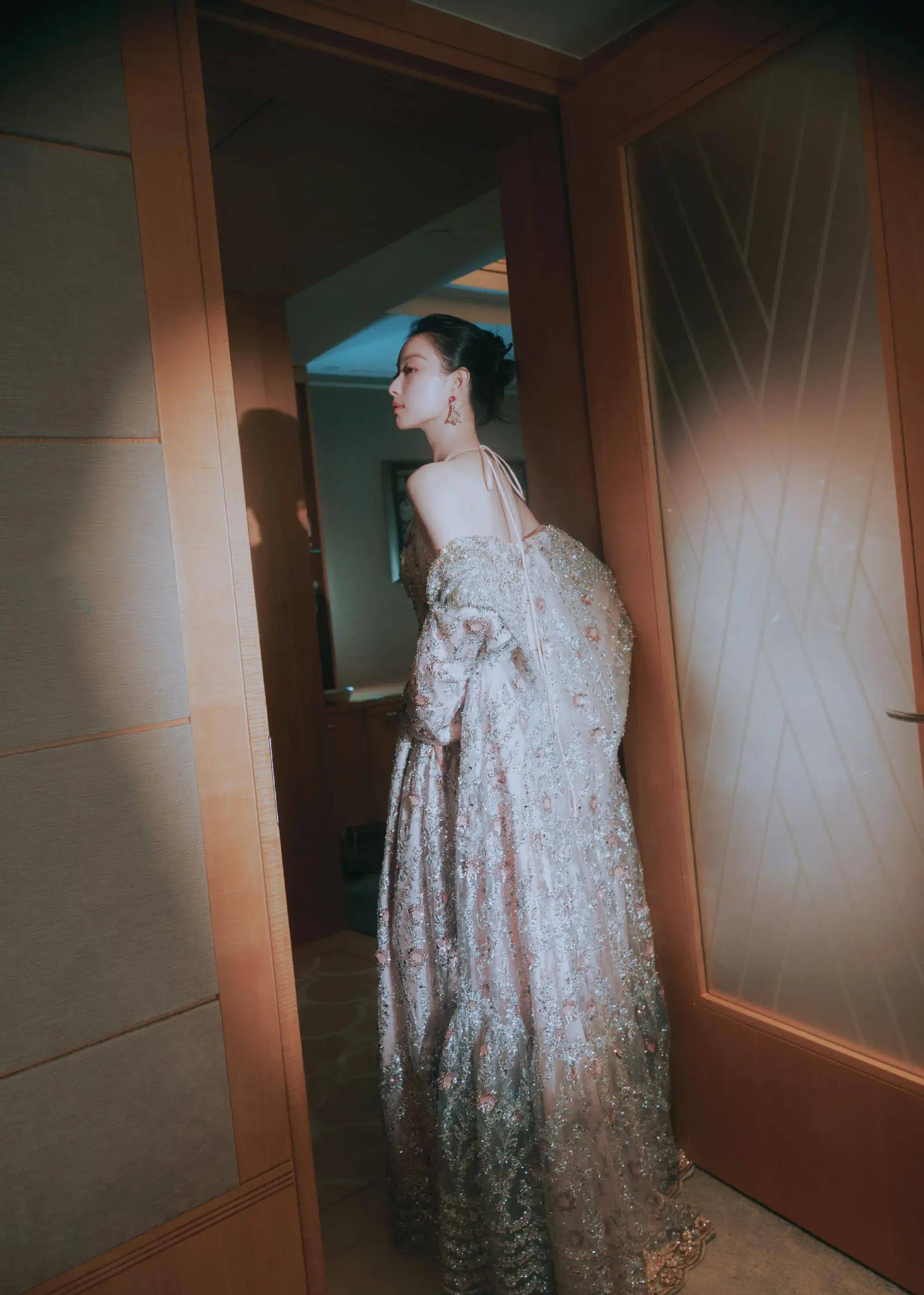 粉色花卉刺绣立体连衣裙倪妮活动照片也非常好看灰色西装 淡紫色衬衫