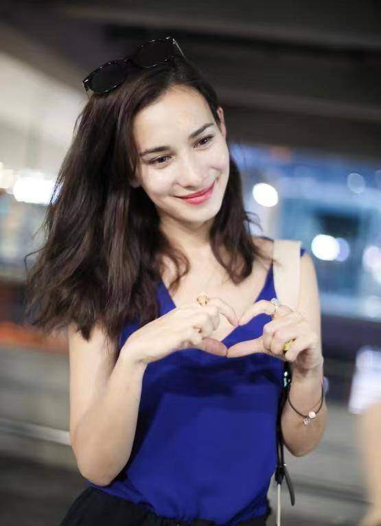 卢靖姗身穿白色吊带裙显得优雅华丽!她有着性感又火辣的身材!