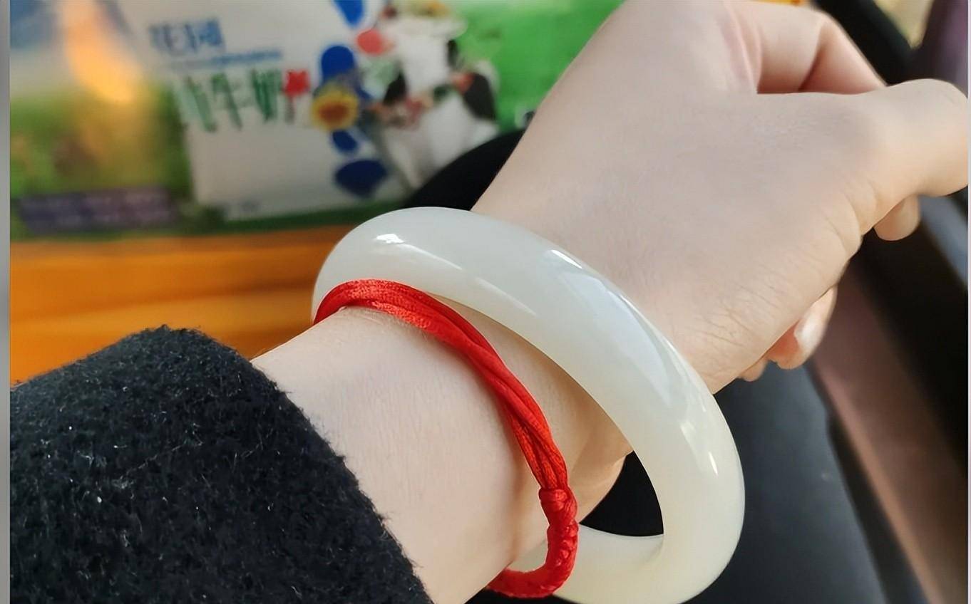 你戴的玉石是什么值多少钱,先来看看大家喜欢的青海料手镯!