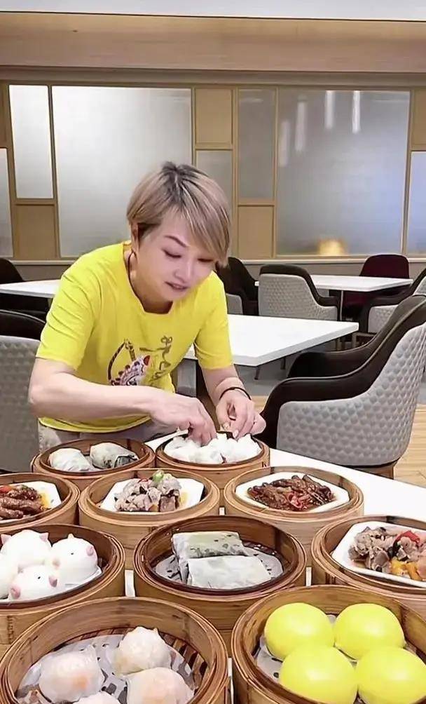 传播正能量在广州的生活中,刘玉翠积极传播正能量.