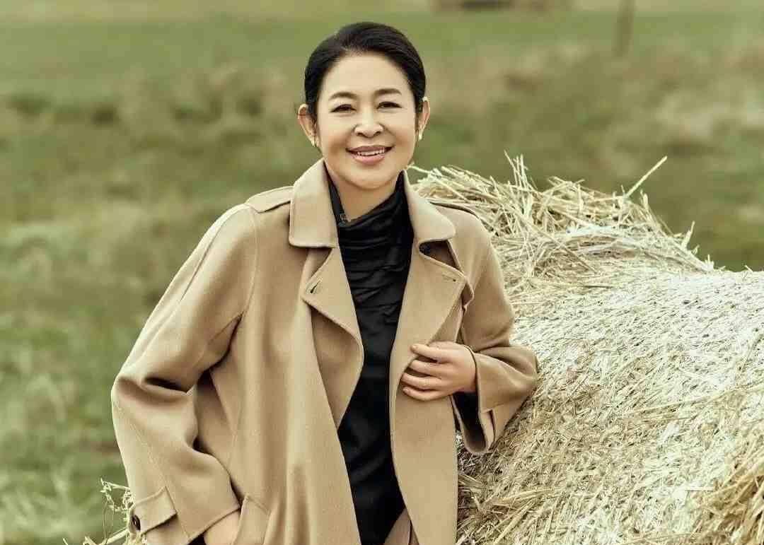 倪萍和朱迅现身青岛李村大集,赶大集喝羊汤,与市民亲切互动 !