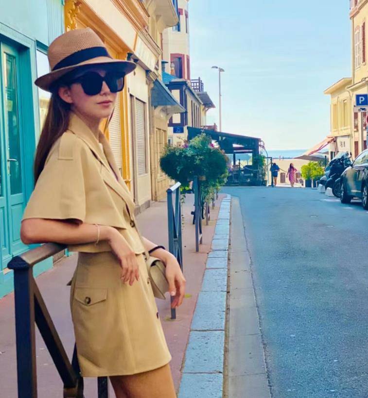 老婆晒儿女,小周周和弟弟长高不少,海边肆意奔跑超可爱_罗密欧_周董