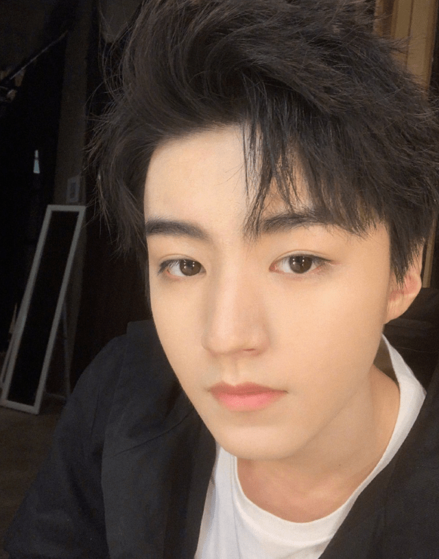 王俊凯发自拍,我却从他眼珠里发现"自拍姿势",一般人手抽筋也学不会