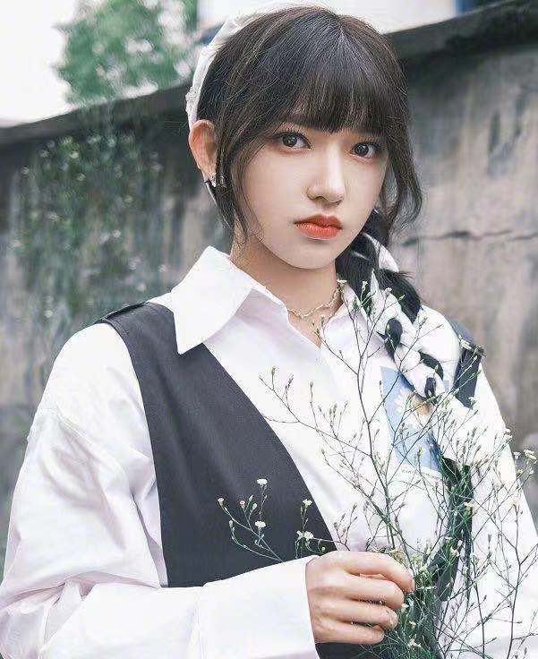 但却一直不温不火,直到参加了一次偶像运动会,表演了体操以完美的演出