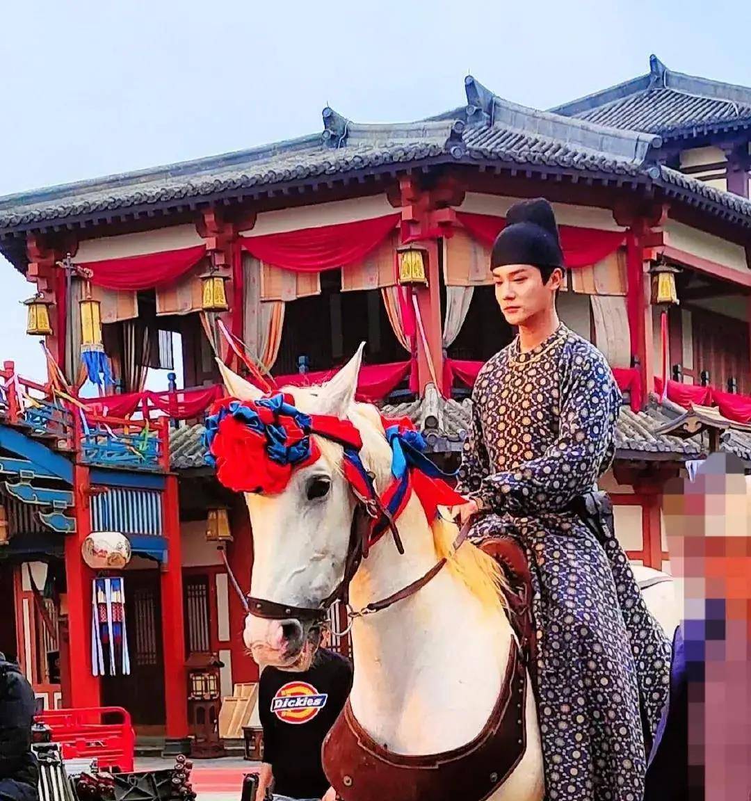 25娱乐瓜:杨紫成毅任嘉伦杨洋杨幂白鹿郑业成田曦薇魏大勋_照片_人家