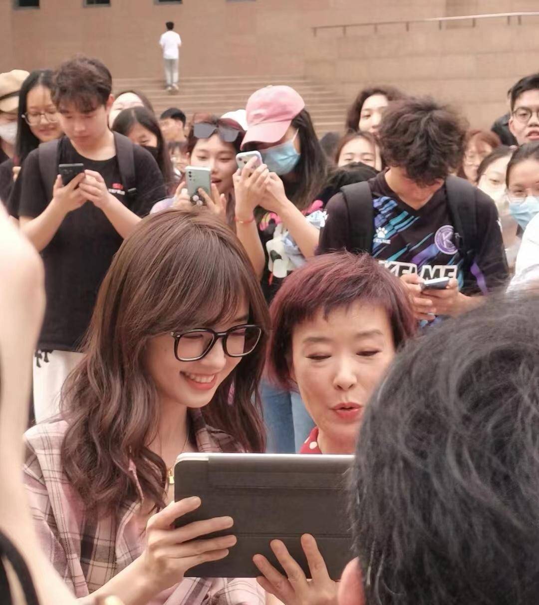 王冰冰在回母校进行互动并分享自己的经验,展现了她