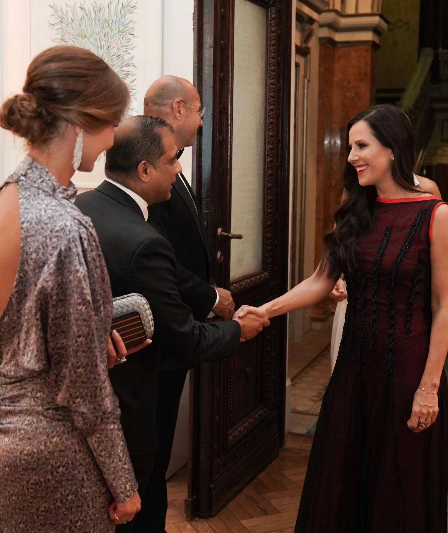 武契奇老婆出差穿吊带裙太美了!