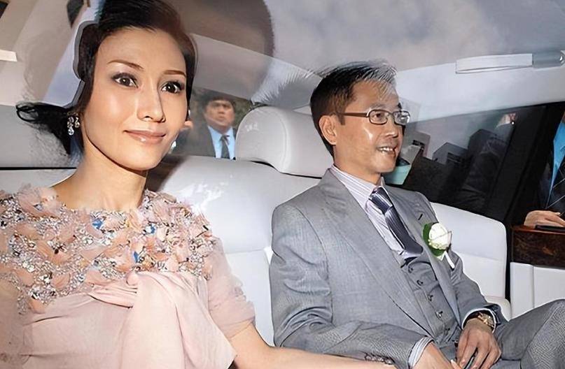 53岁李嘉欣晒照庆祝15周年结婚纪念日,揭开甜蜜夫妻相处之道_许晋亨