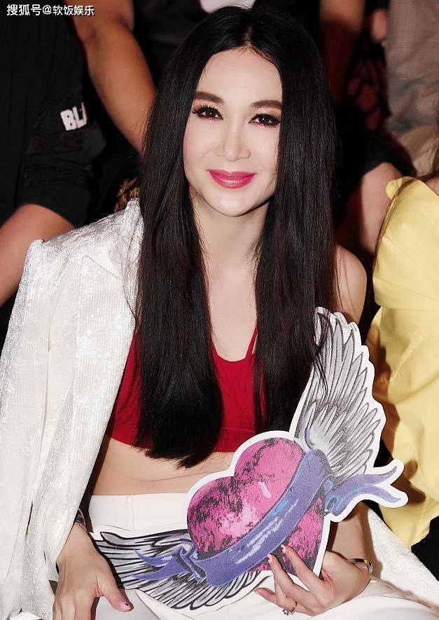 57岁温碧霞庆结婚23周年!