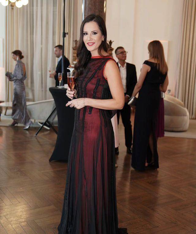 武契奇老婆出差穿吊带裙太美了!